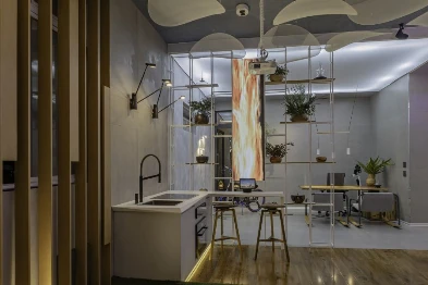 Hub Smart Office na CASACOR Paraná: bancada, prateleiras suspensas com plantas e estações de trabalho